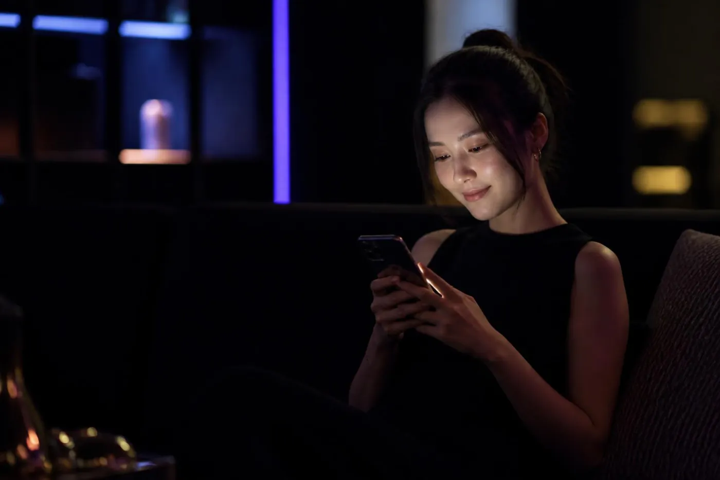 Persona revisando el análisis de Nexus IA desde su teléfono por la noche