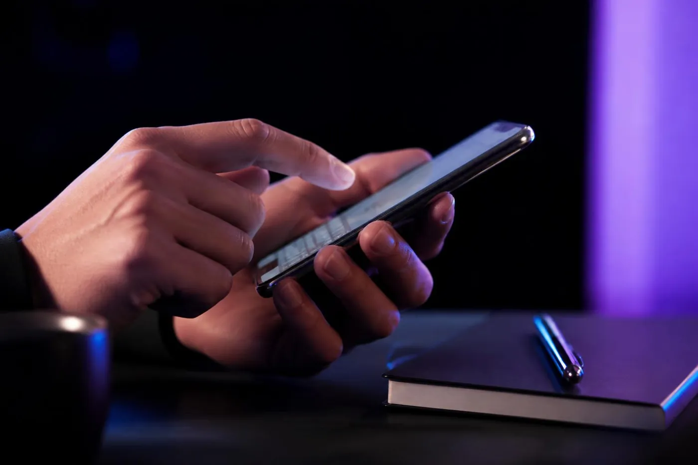 Persona registrando información en Fijas Nexus desde su teléfono
